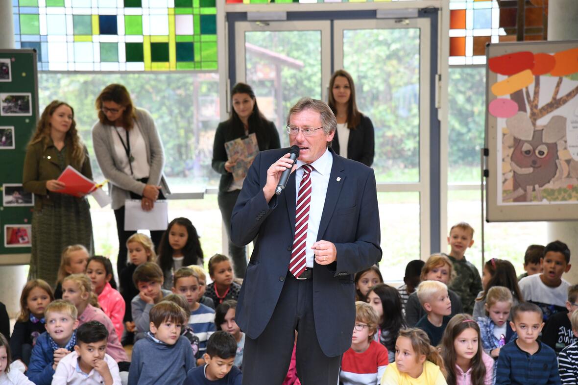 erster-schultag-an-der-grundschule-im-englischen-garten