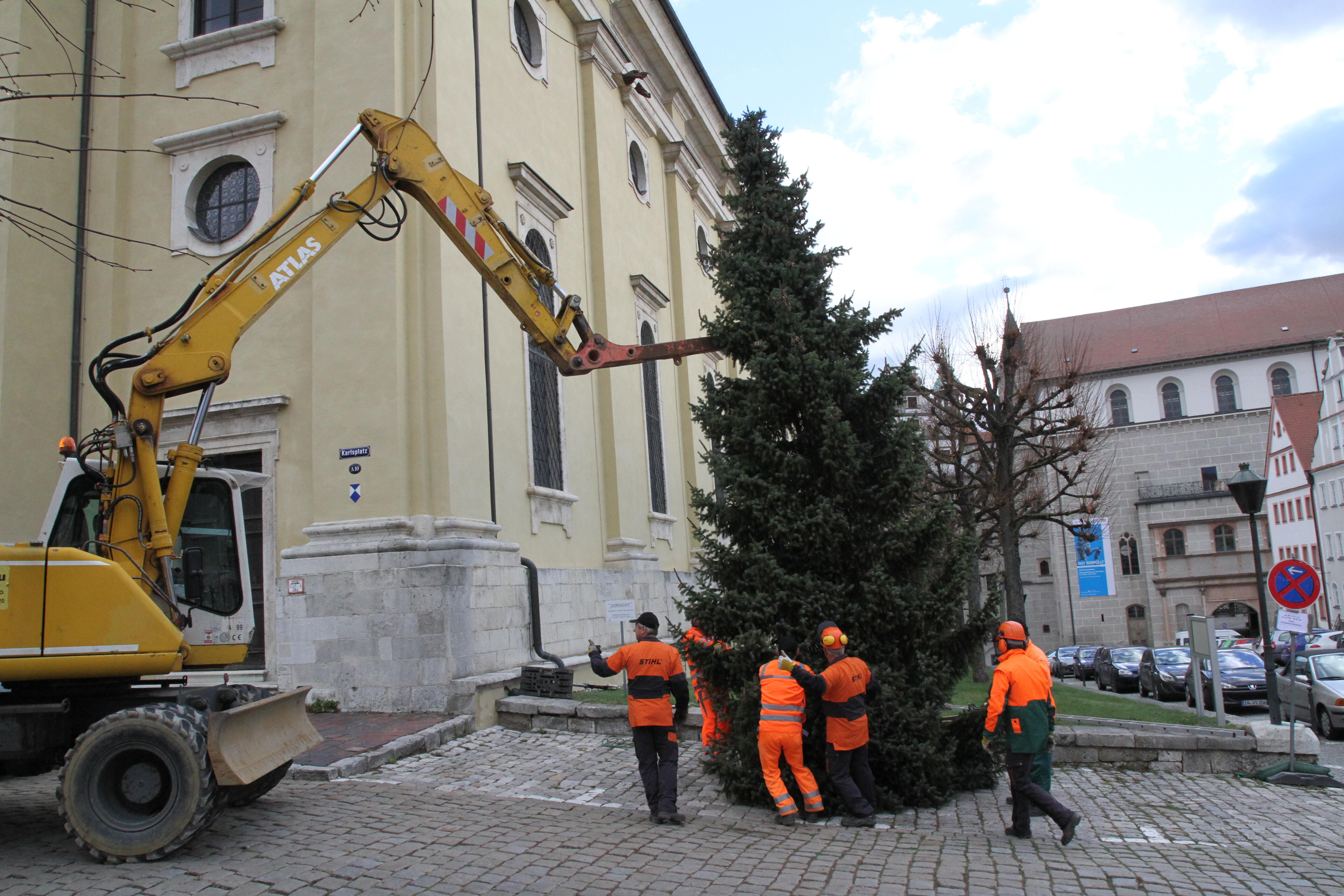 christbaum-aufstellen-karlsplatz