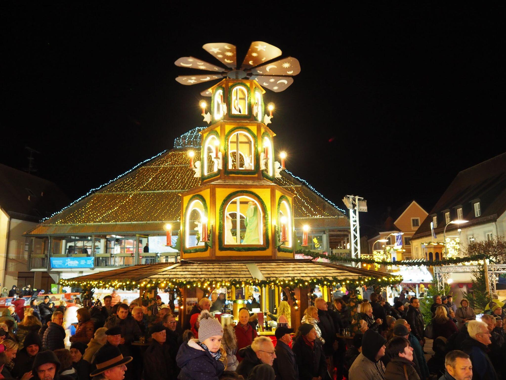 weihnachtsmarkt-pano-mit-pyramide