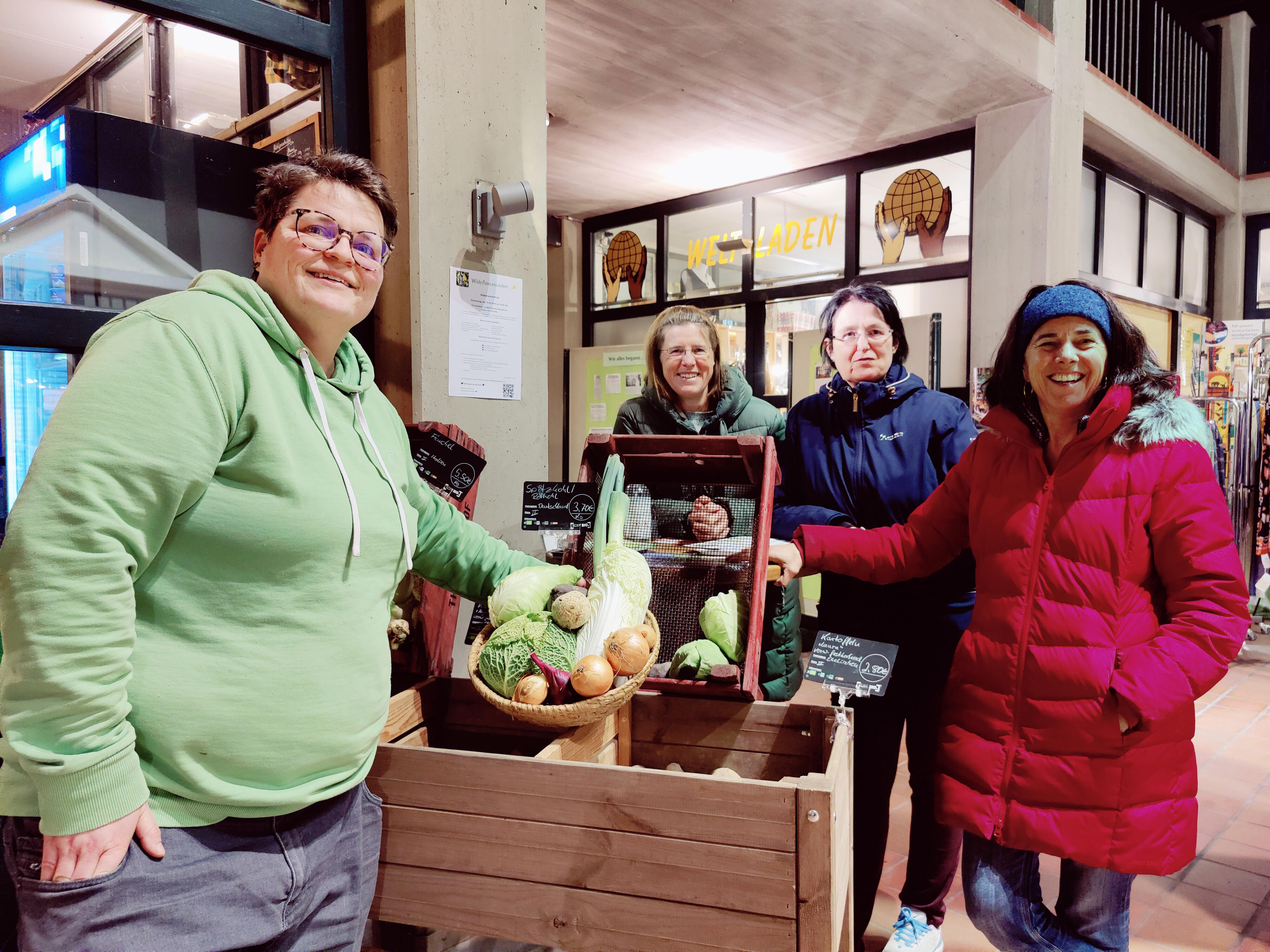 Die Mitglieder des Arbeitskreises Konsum und Ernährung der Lokalen Agenda 21 Neuburg (v.l.) Michele Deistler, Antje Wiedemann und Cornelia Euringer-Klose freuen sich gemeinsam mit Organisatorin Birgit Bayer-Kroneisl auf die Aktion „Kochen mit Wintergemüse am Neuburger Wochenmarkt, wo es Steckrübensuppe zum Probieren gibt.